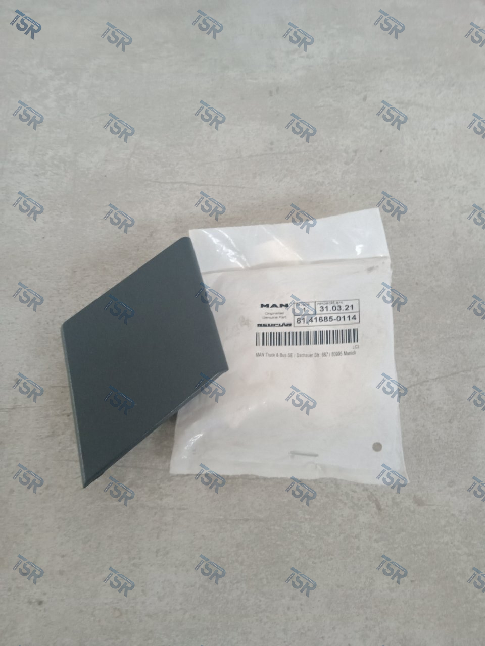 Заглушка бампера правая