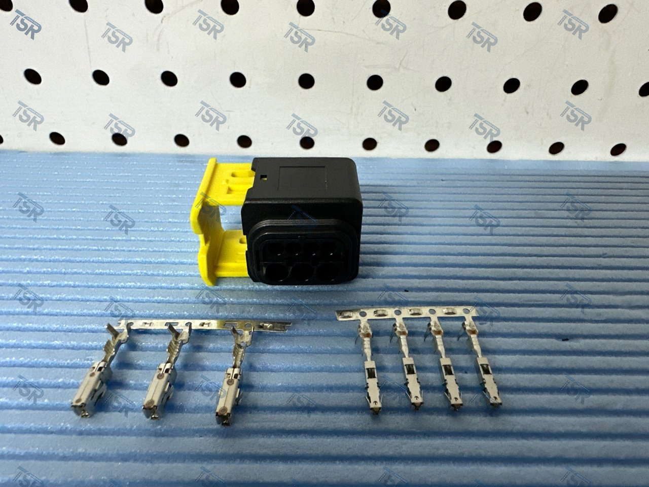 Разъём подключения заднего фонаря