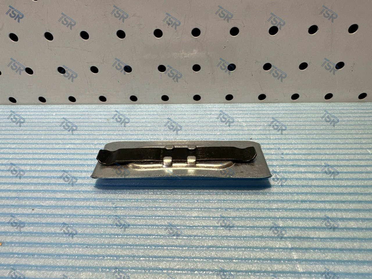 Крышка лючка тормозных колодок