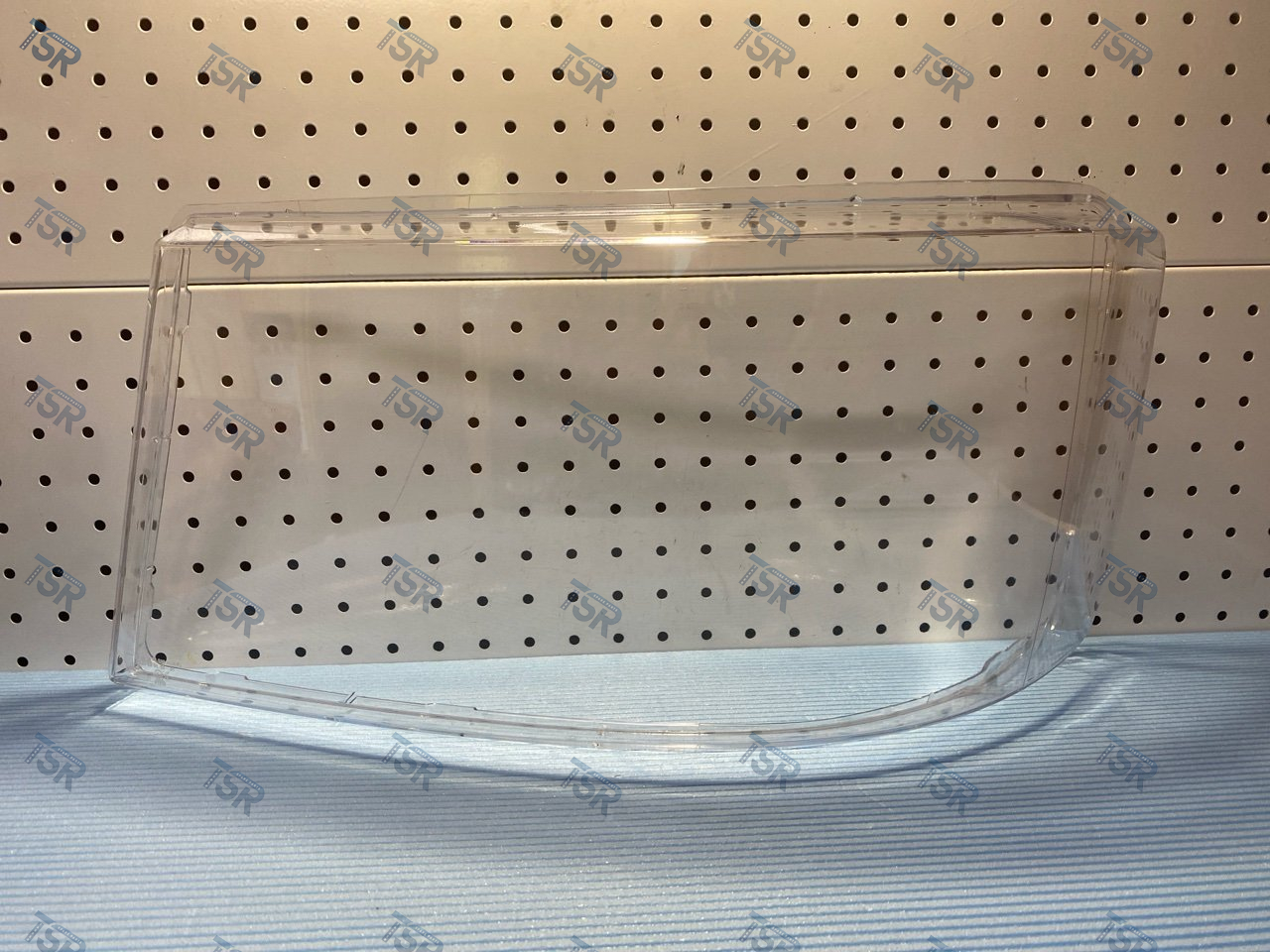 Стекло фары левое