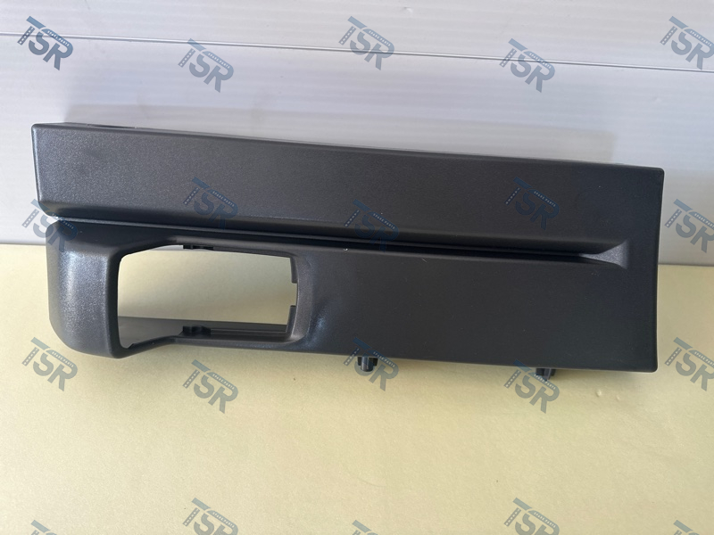 Накладка средней ступеньки правой подножки Scania R