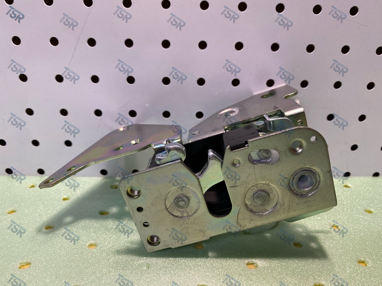 Замок двери правый