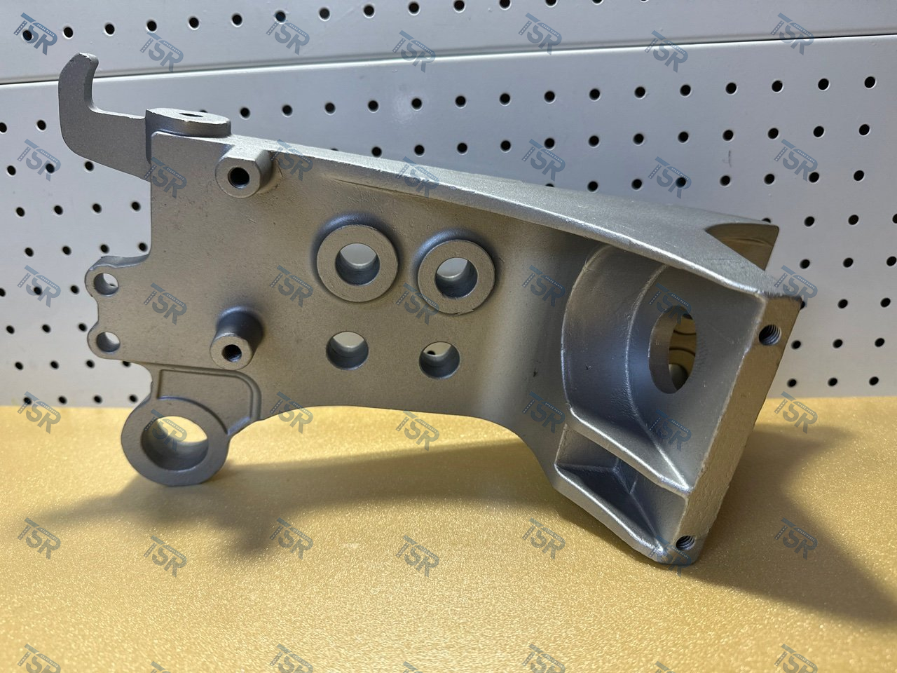 Кронштейн бампера левый