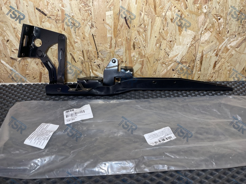 Петля капота