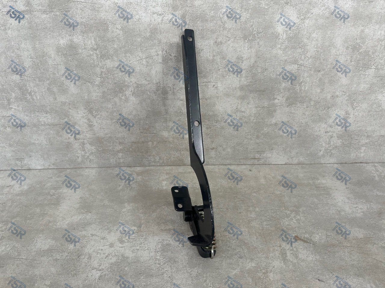 Петля капота