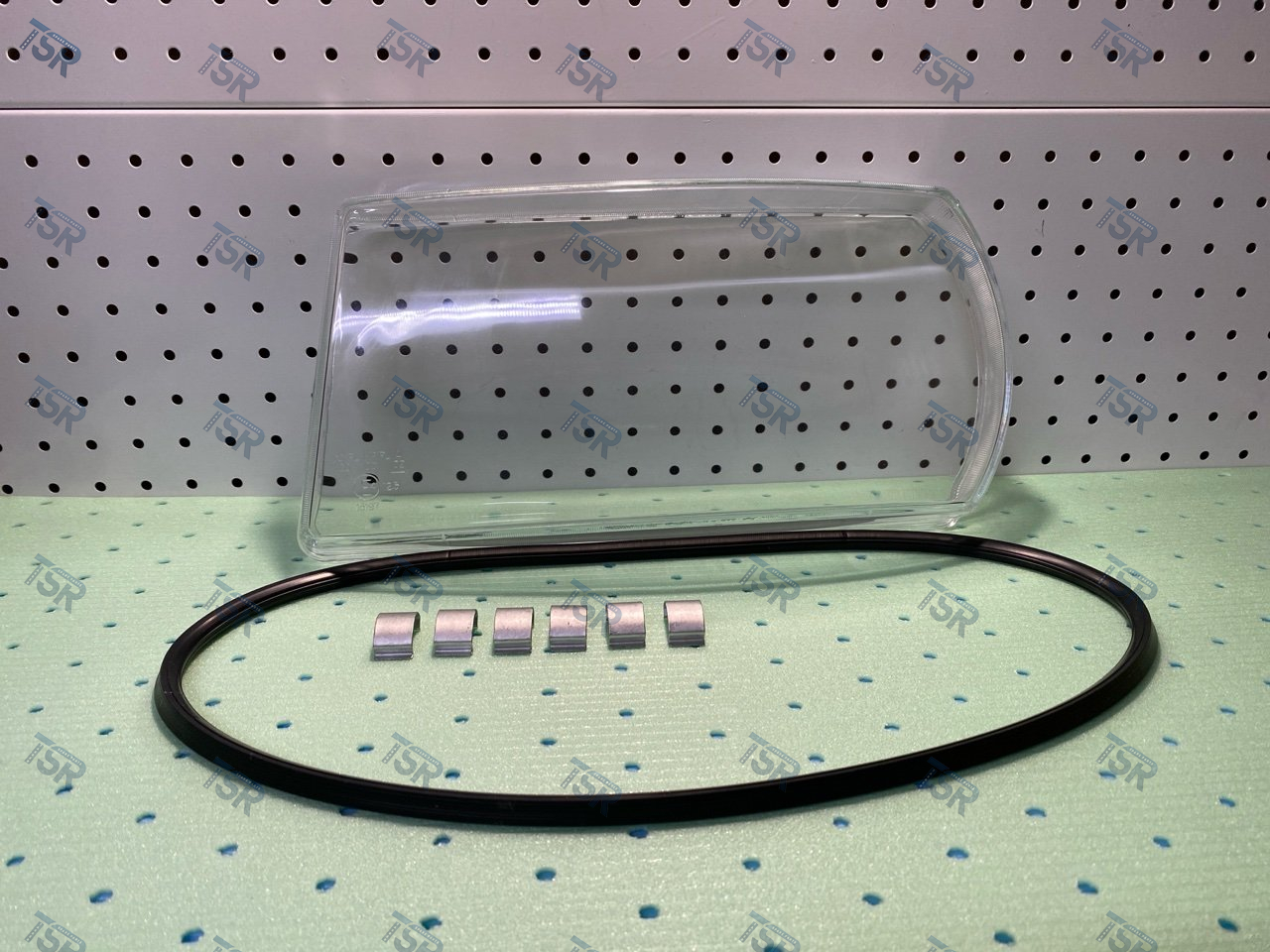 Стекло фары левое