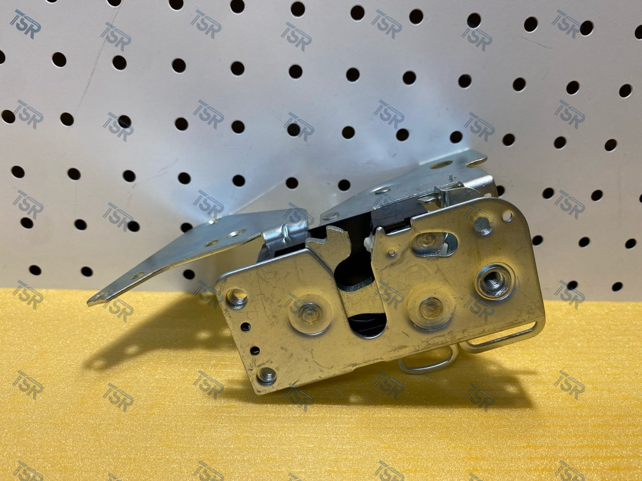 Замок двери передней правой