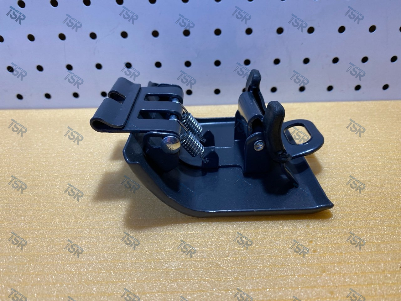 Замок кронштейна крыла