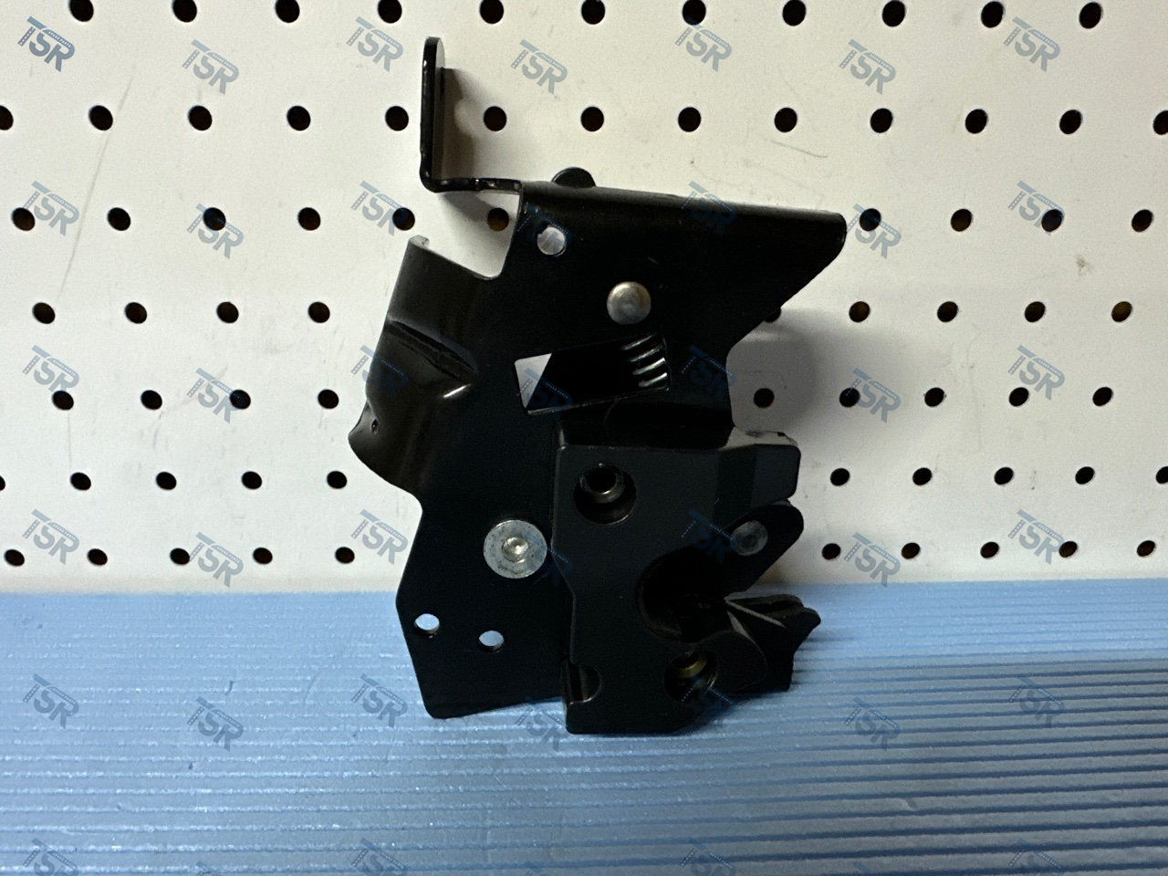 Замок капота правый