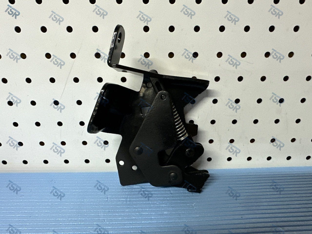 Замок капота левый