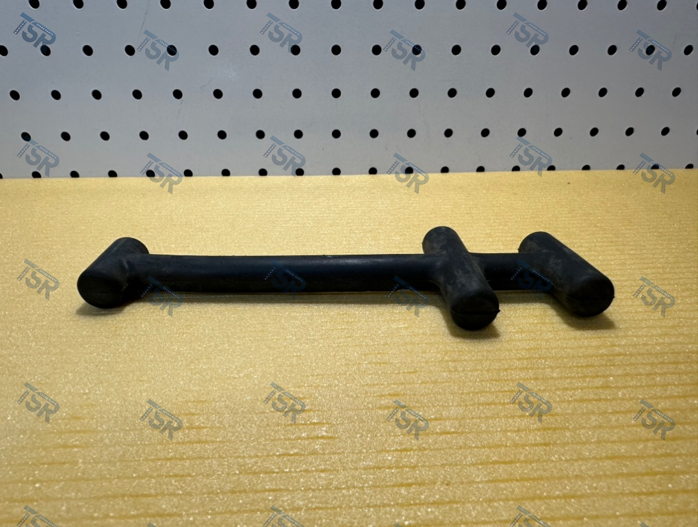 Крепление крышки АКБ