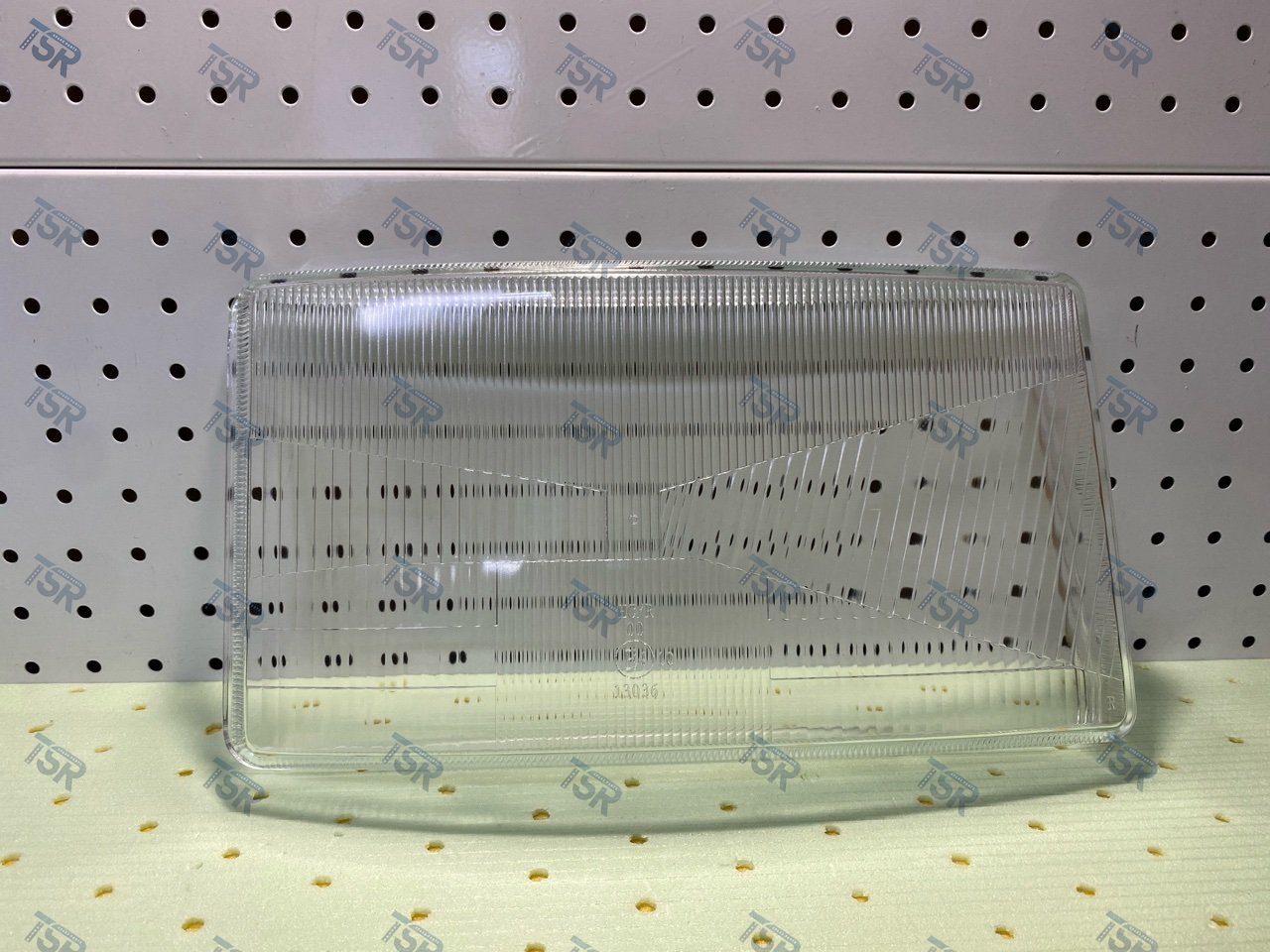 Стекло фары правое