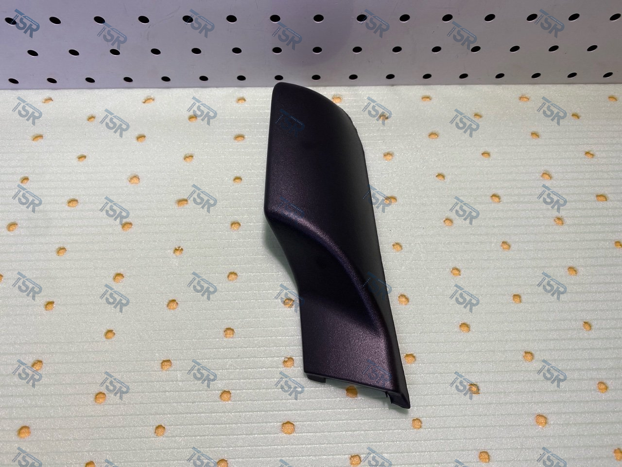 Крышка петли двери правая