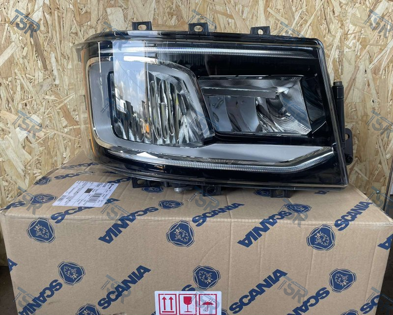 Фара головного света правая