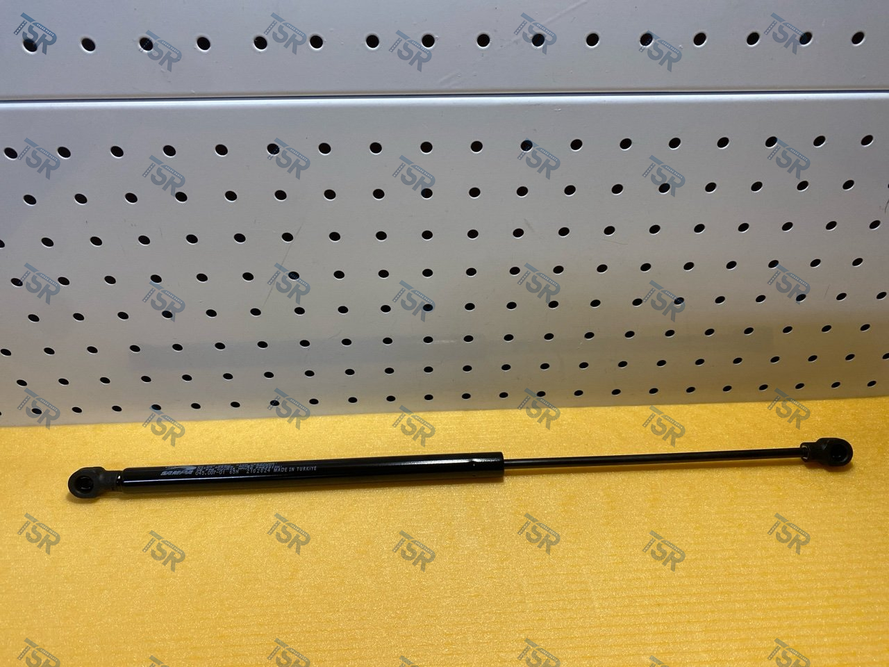 Амортизатор вещевого ящика кабины