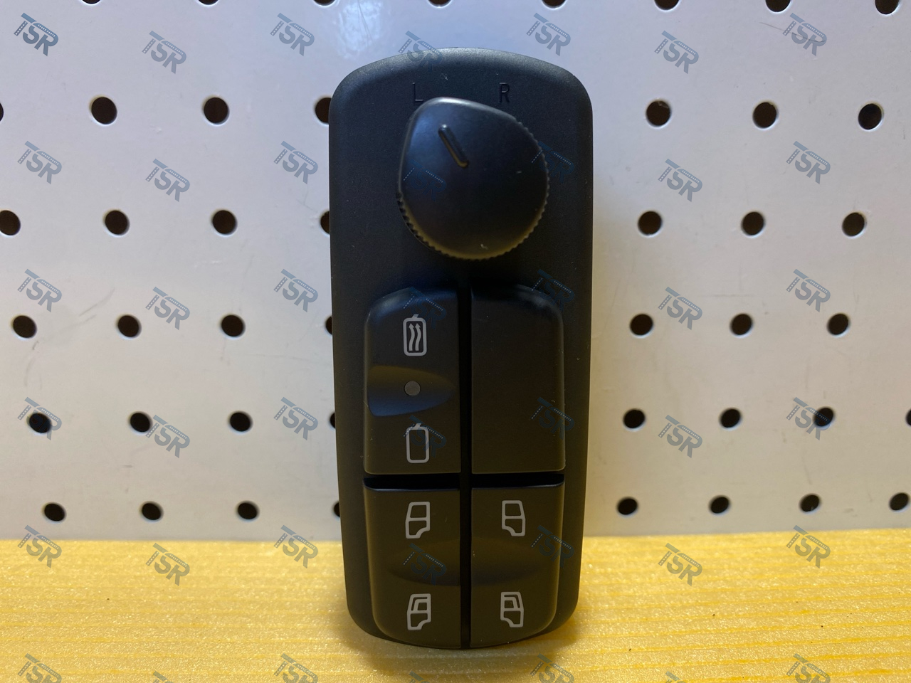 Панель управления стеклоподъемниками