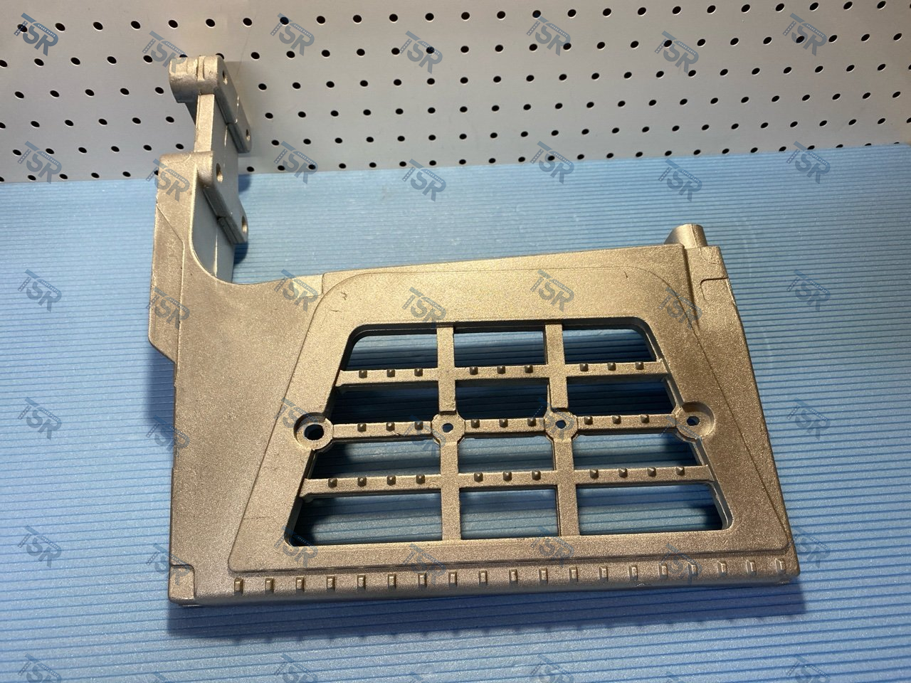 Кронштейн подножки левый