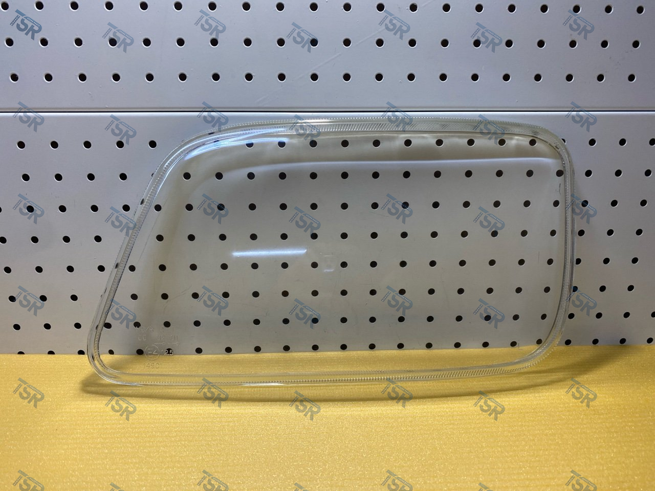 Стекло фары левое