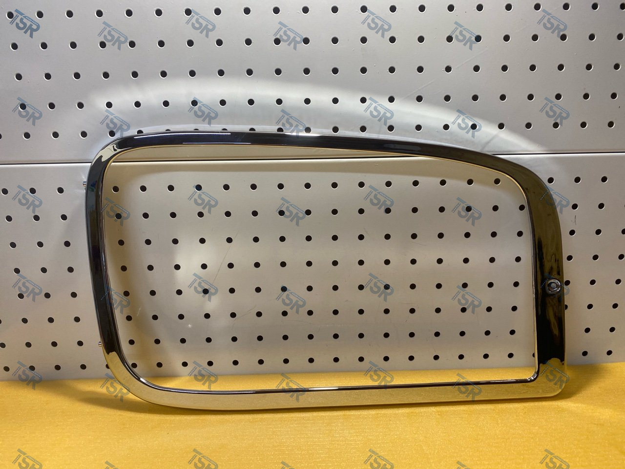 Рамка фары правая