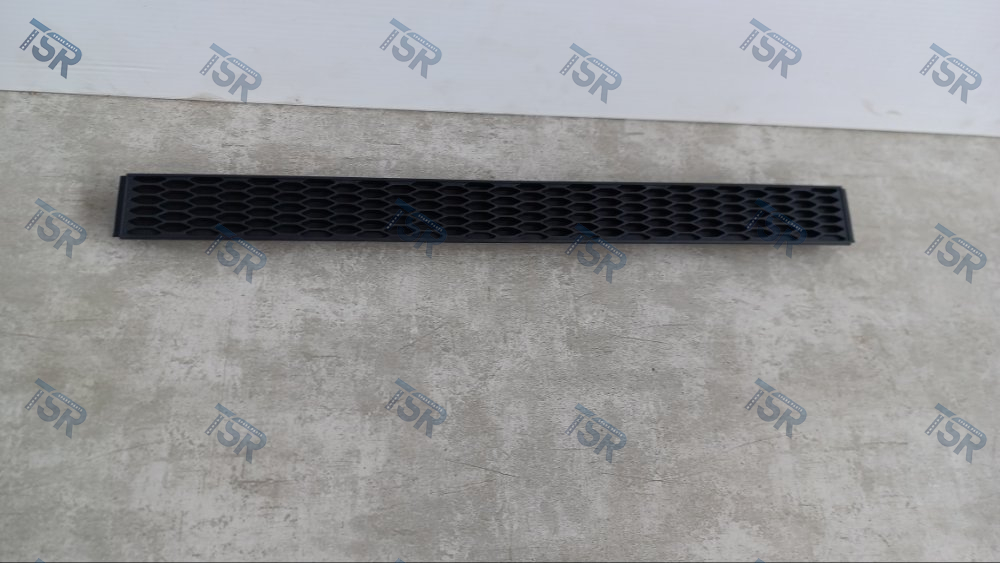 Накладка центральная в среднюю часть спойлера