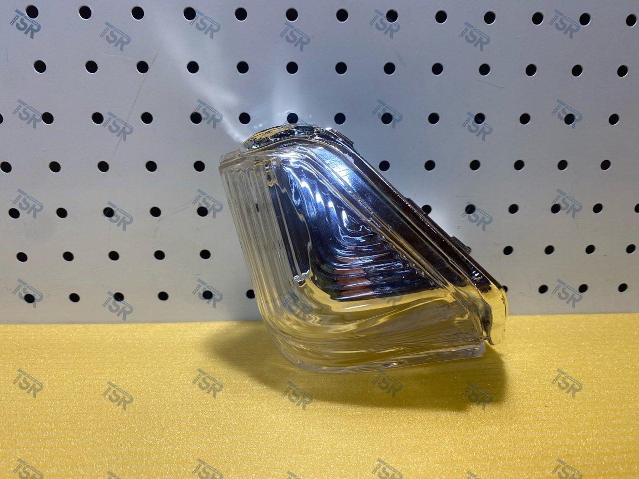 Повторитель поворота на корпусе зеркала