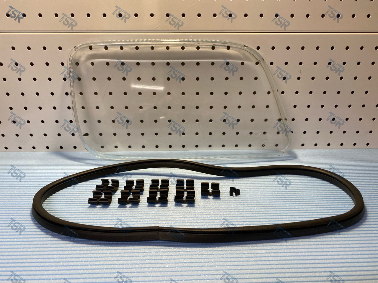 Стекло фары правое