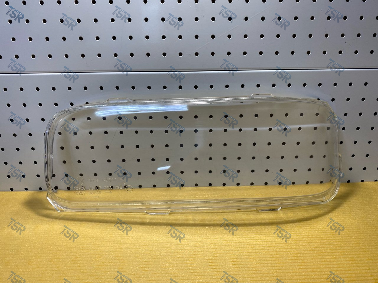 Стекло фары левое