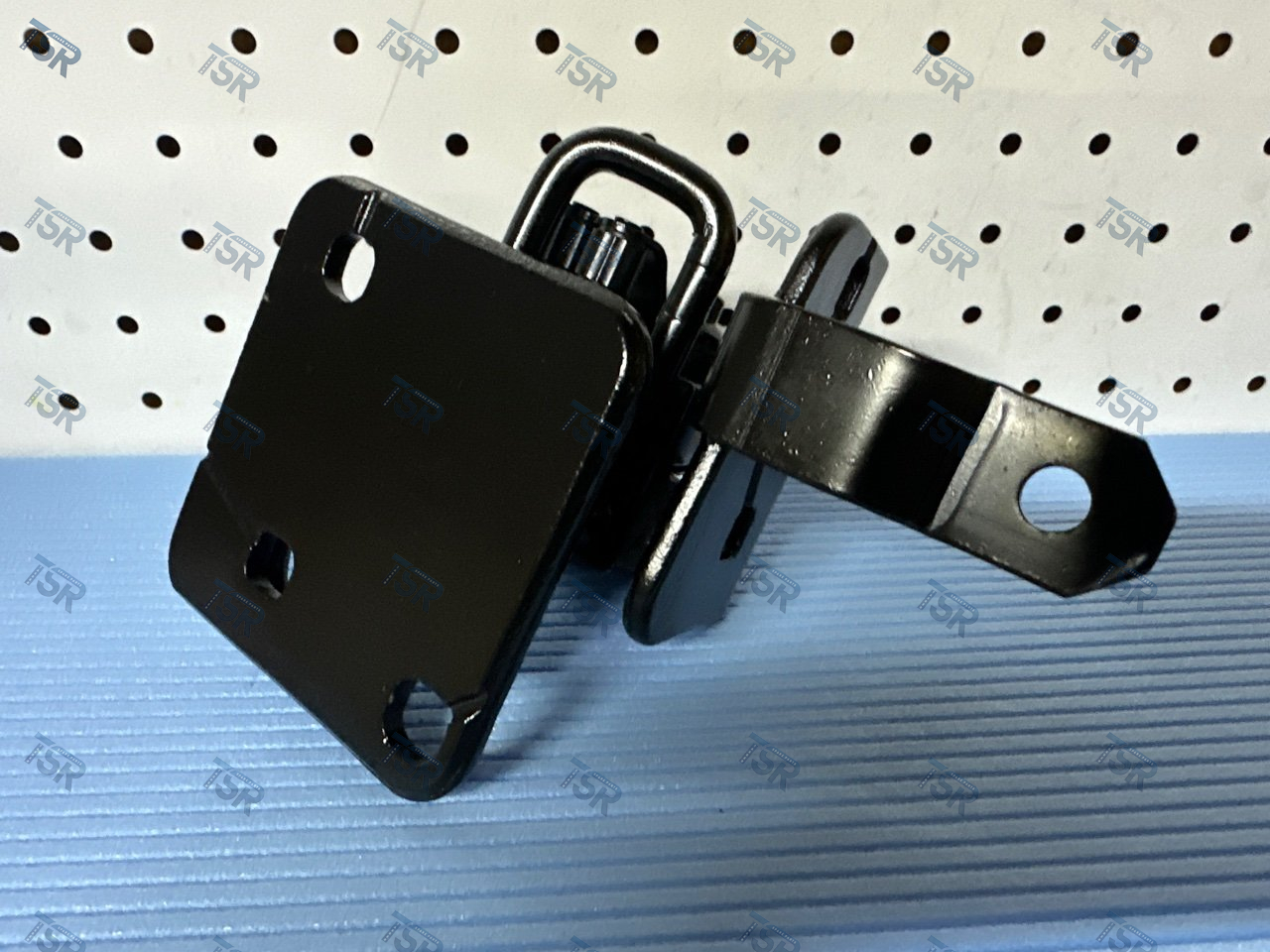 Петля двери нижняя левая