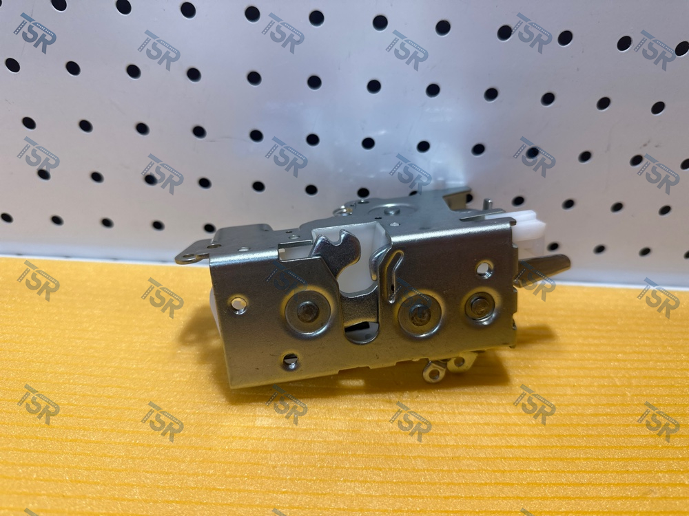 Замок двери правый