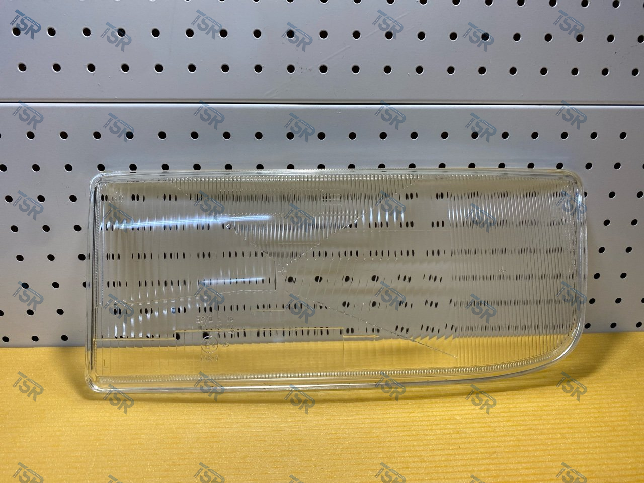 Стекло фары левое