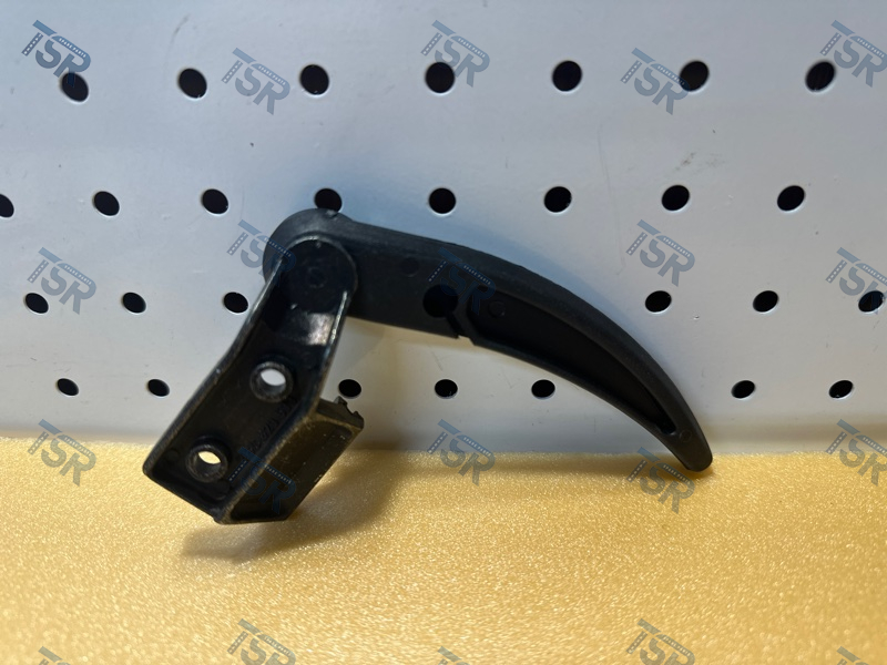 Ручка замка опрокидывания кабины