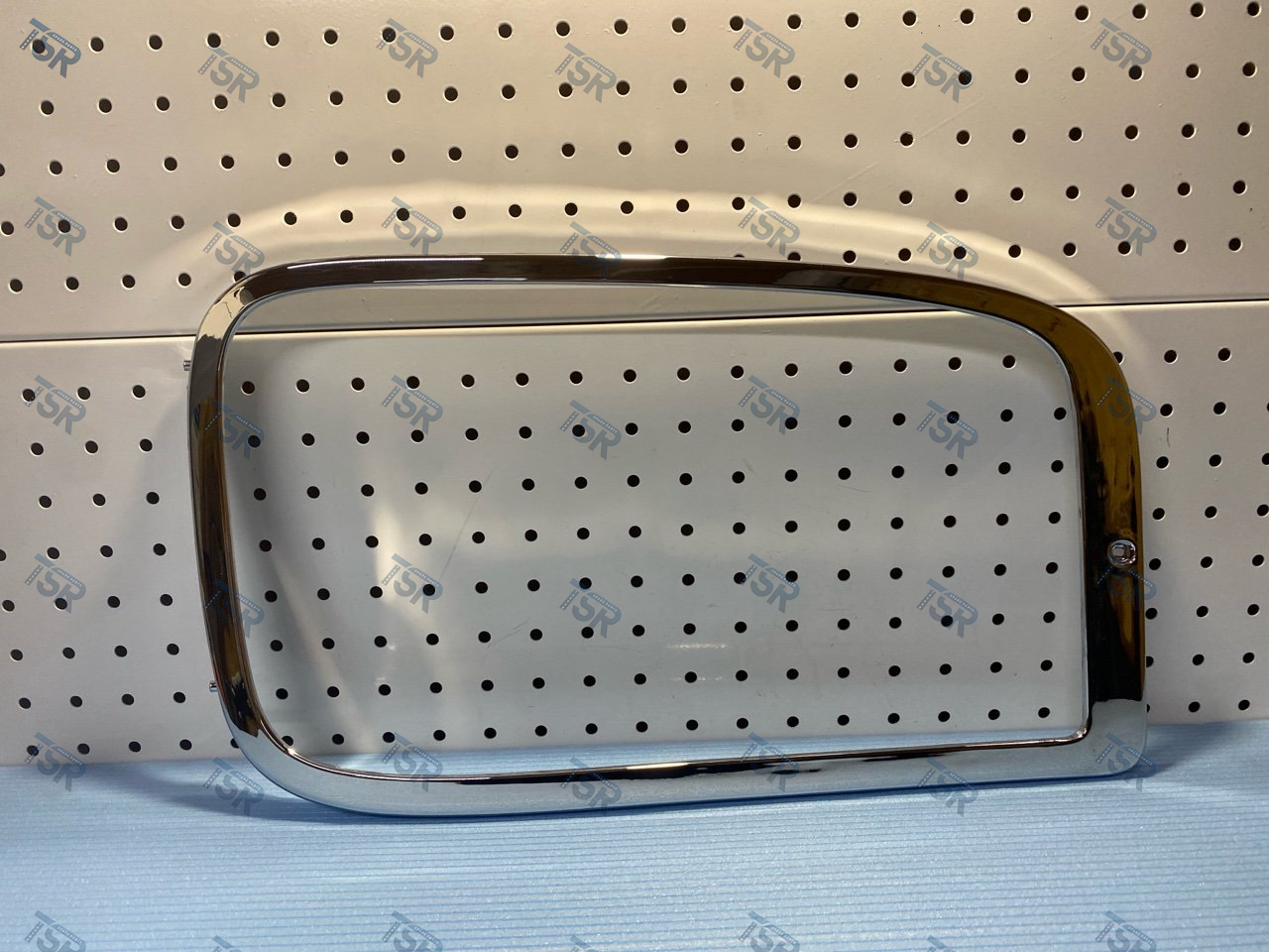 Облицовка фары правая