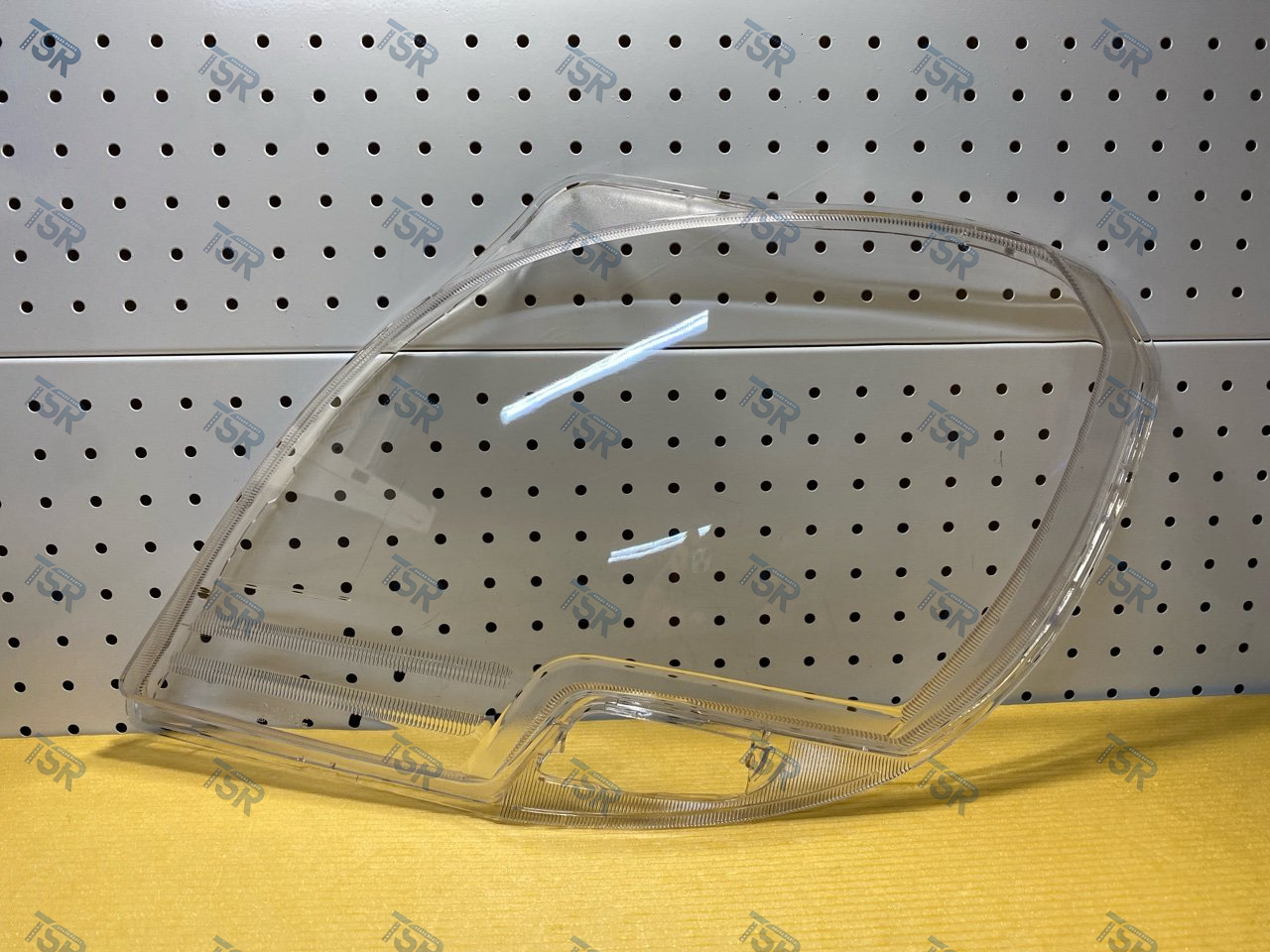 Стекло фары левое