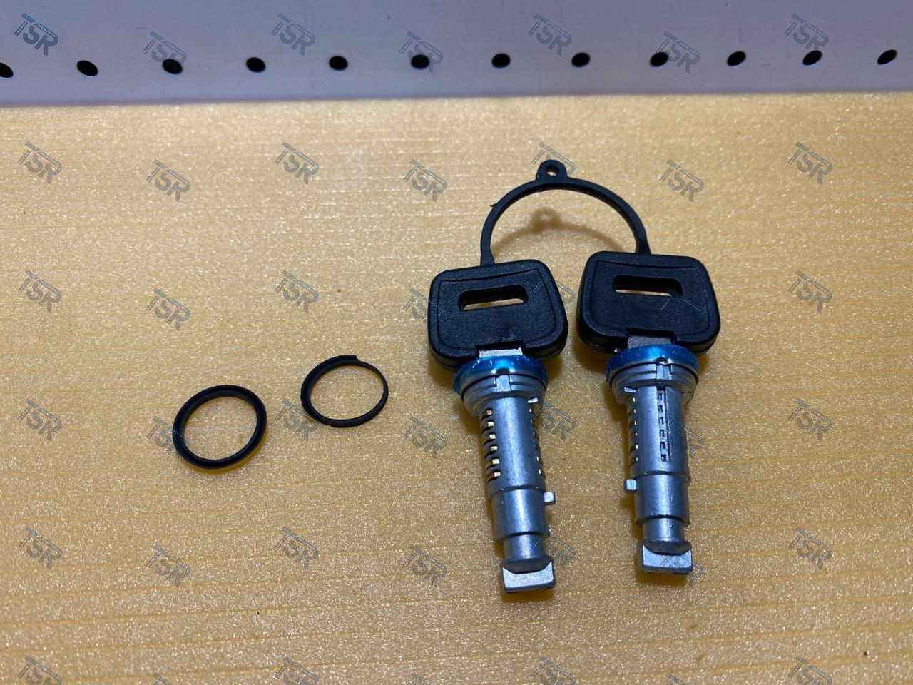 Сердцевина замка зажигания с ключами